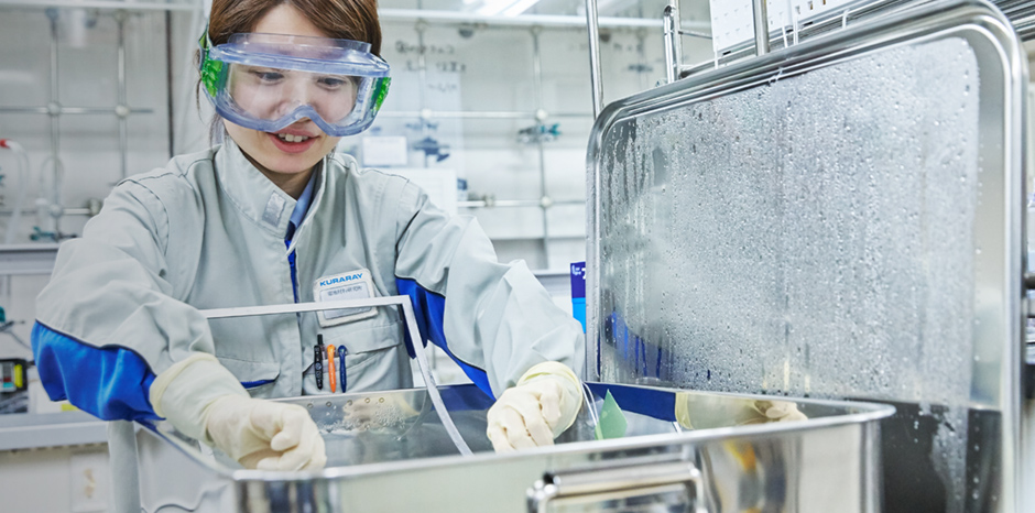 Kuraray Lab employee in lab